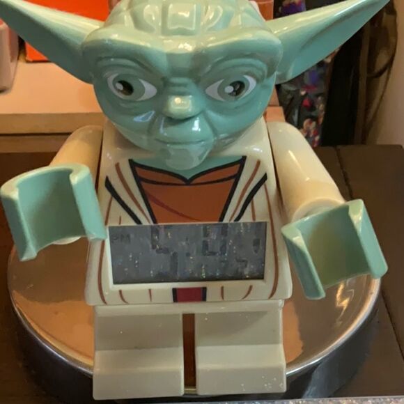 HOST PICK July 2022 - 2010 Yoda Lego Alarm Clock ⏰ GLOWS! Battery operated - Picture 3 of 11